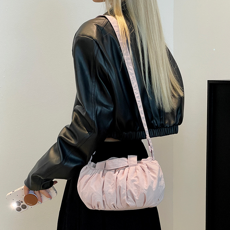 Colorful Fox's new Japanese and Korean women's pleated casual, versatile, lightweight cloud bag, hand-held shoulder crossbody bag full figure