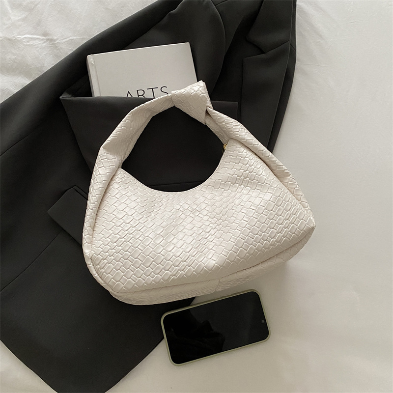 Commuting simple underarm bag 2025 new style, fashionable and trendy retro shoulder bag, casual large capacity, high-end feel bag Application Scenario