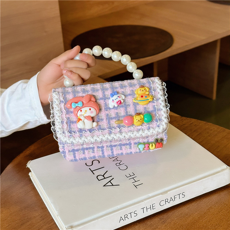 Autumn and winter trendy children's small square bag, fashionable girls' color-matched chain single-shoulder bag, simple beaded handbag details Picture