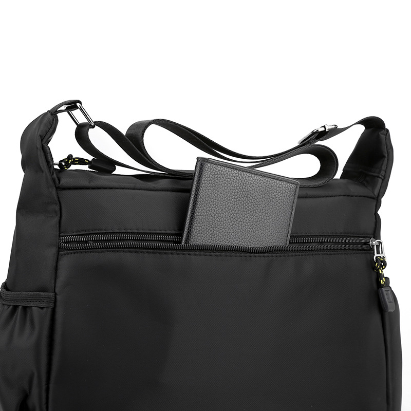 Wholesale of Korean men's simple and large-capacity briefcases, casual and versatile single-shoulder bags, travel and business crossbody men's bags Item Picture