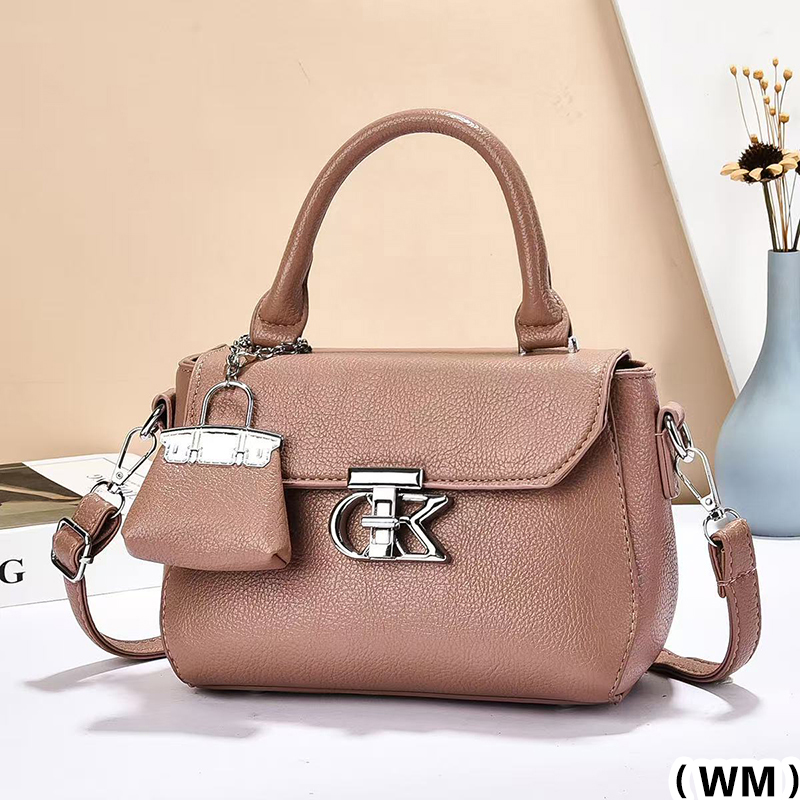 Yiting Bags' new women's bag, checkered mother and child bag, trendy and casual hand-held crossbody bag BGB6661 Application Scenario