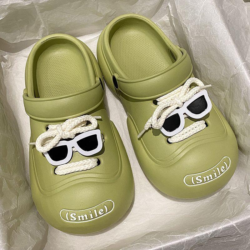 The new summer crocs are popular. Men wear thick-soled anti-slip outerwear and have a unique Korean style of ins flip-flops. Women are a couple full figure