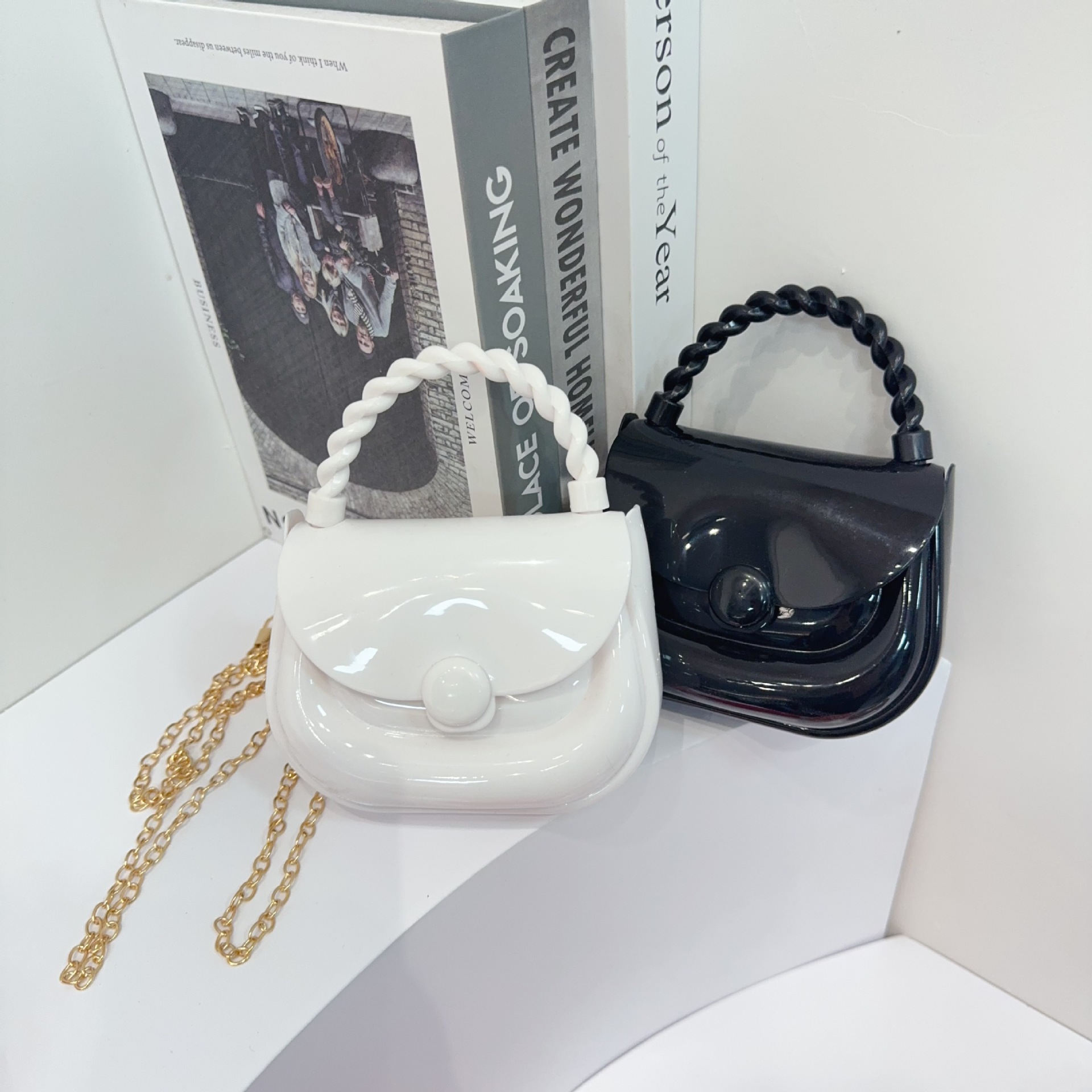 A new and fashionable jelly bag for women, a simple, casual and stylish small square bag in candy color for 2025 Specification drawing