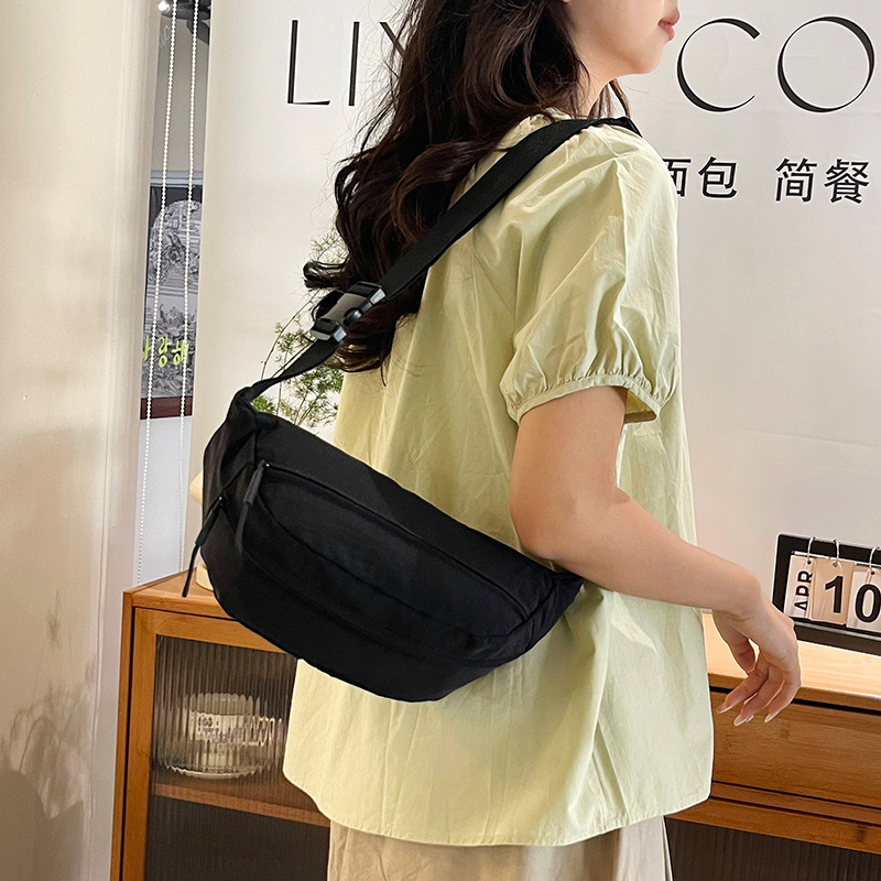 New casual small bag 2025, new trendy crossbody bag, spring sports chest bag, simple and niche design, trendy waist bag details Picture