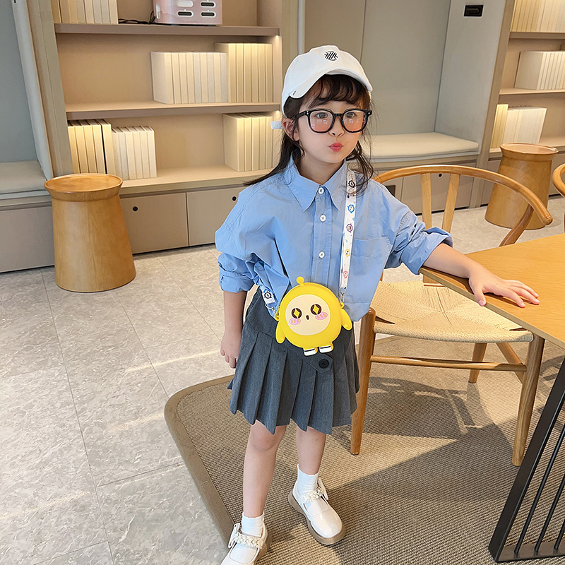 New egg-shaped children's pocket change cute kids bag, cartoon and adorable silicone bag, exquisite and versatile travel accessory crossbody bag details Picture