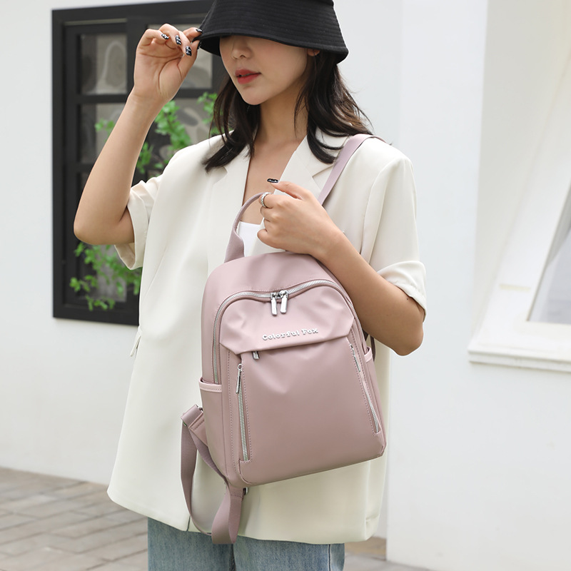 Colorful Fox's new women's backpack is a fashionable and trendy casual bag with multiple layers of portability and water repellent details Picture