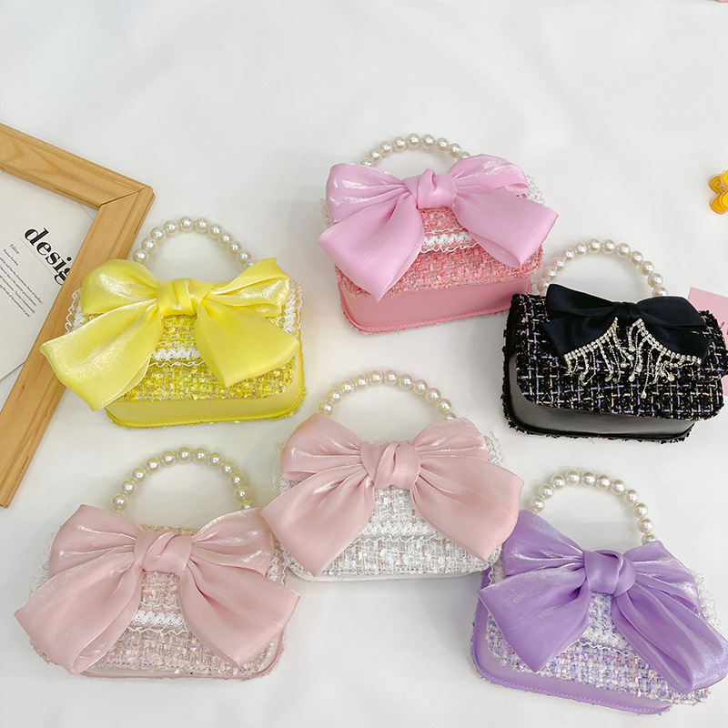 2025 New Korean version woolen, cotton and linen girls' and children's bow pearl hand-held accessory handbag details Picture