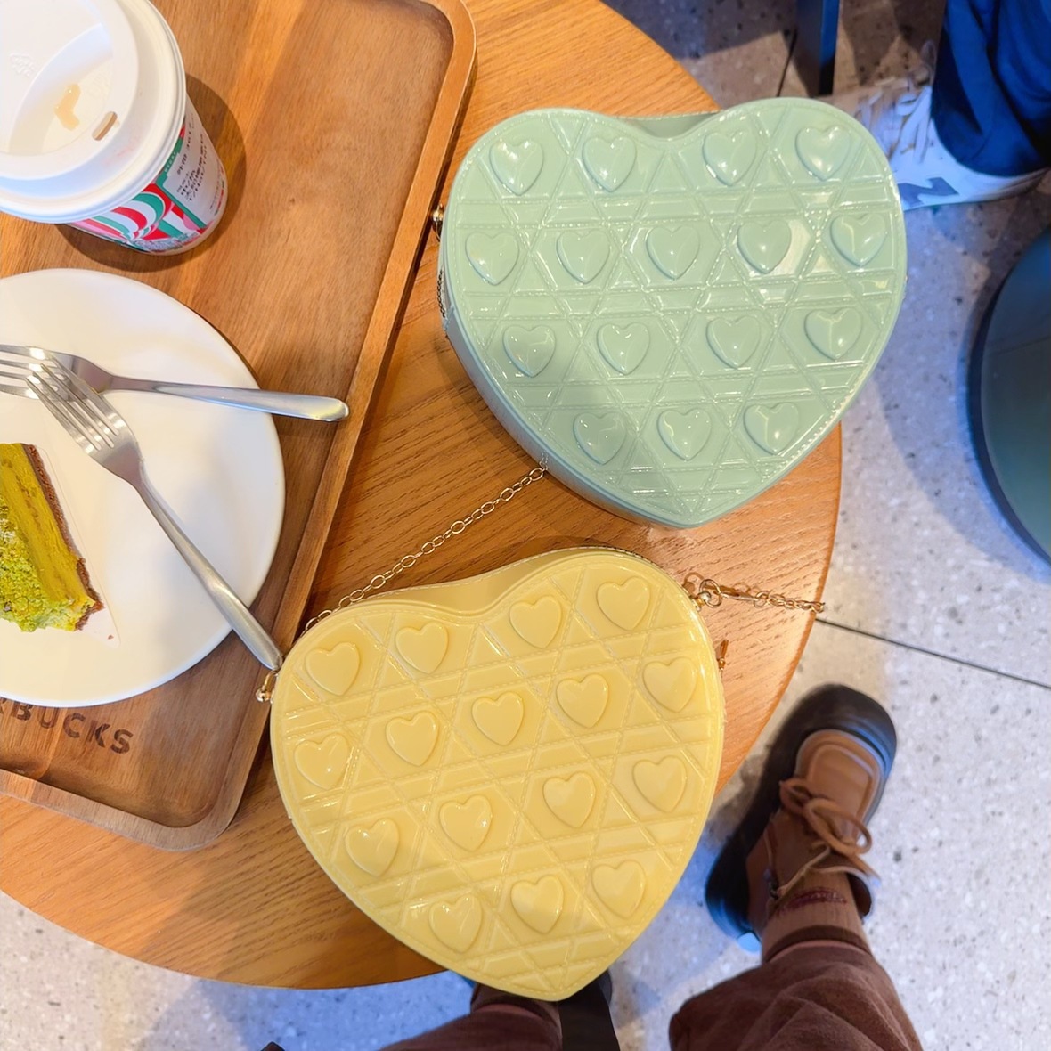 The 2025 new heart-shaped bag is a fashionable and versatile single-shoulder crossbody small bag. It's a cute jelly bag for women in summer Application Scenario