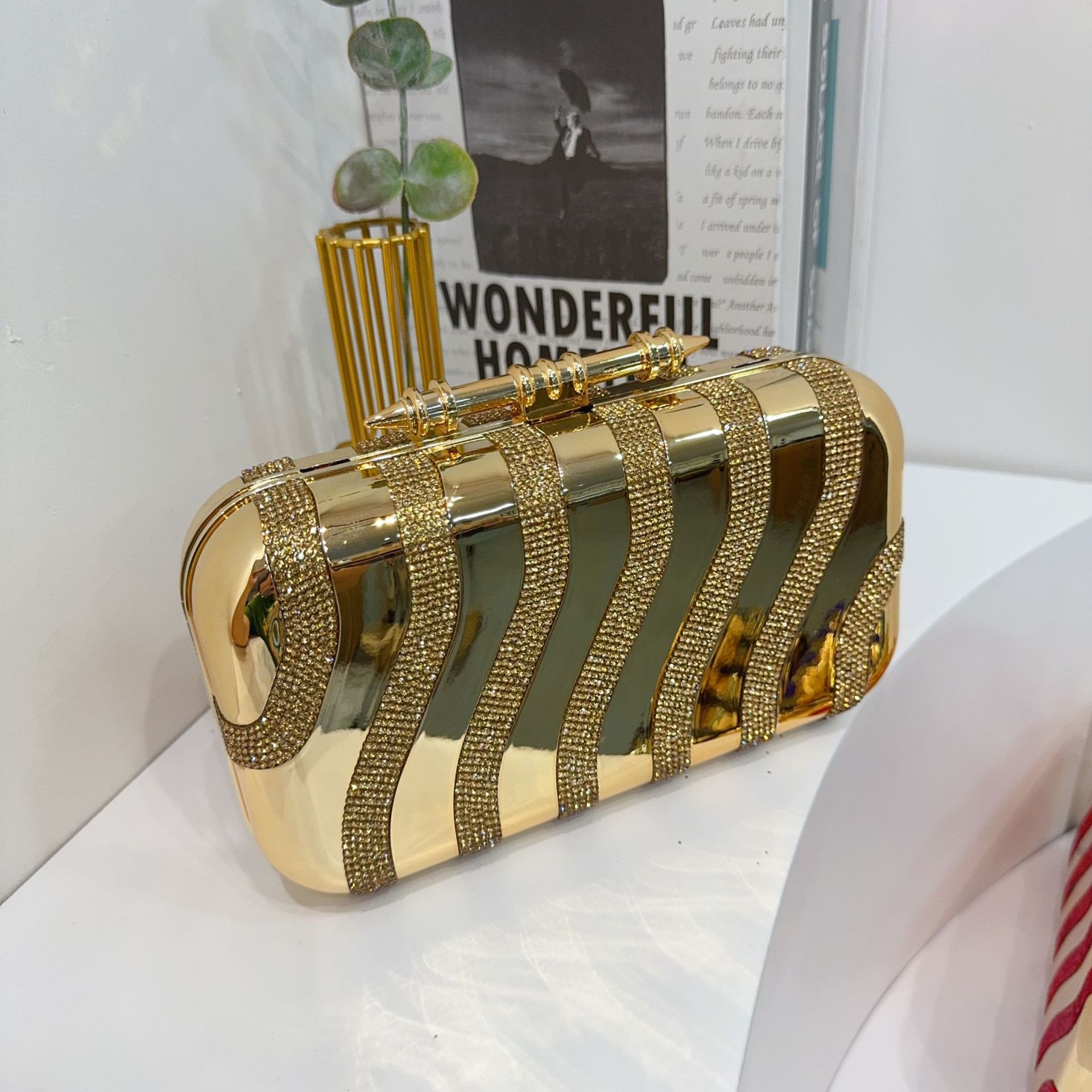 Cross-border European and American striped sequin acrylic bags, evening bags, fashionable sequin clutch bags, cheongsam evening dress bags Item Picture
