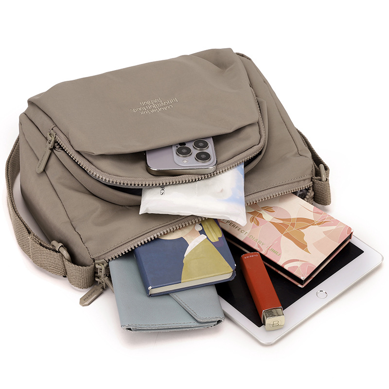 Colorful Fox small square bag, multi-layered women's crossbody bag, casual phone bag, nylon bag, women's bag, single-shoulder bag Application Scenario