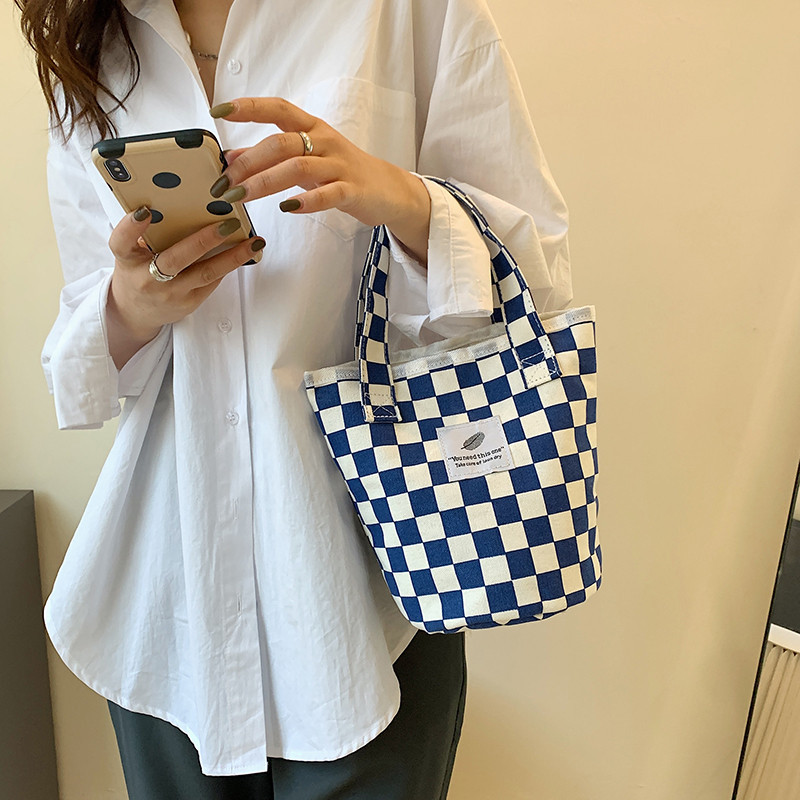 A fashionable new Japanese and Korean chic black and white checkered canvas bag, a large-capacity single-shoulder bag for women, and a simple student handbag details Picture