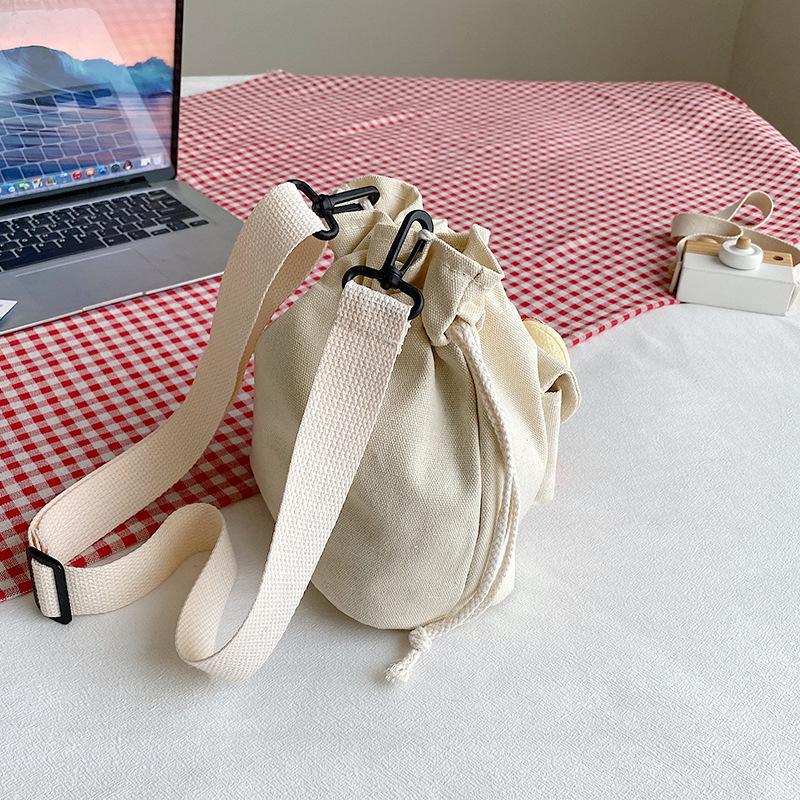 The new Tote nylon women's bag is a fashionable and versatile printed Korean-style women's bag. It is a simple single-shoulder crossbody handbag Application Scenario