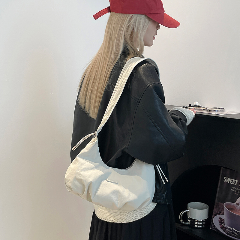 Colorful Fox's new Korean-style women's pleated single-shoulder underarm bag, a high-end solid color niche crossbody bag full figure