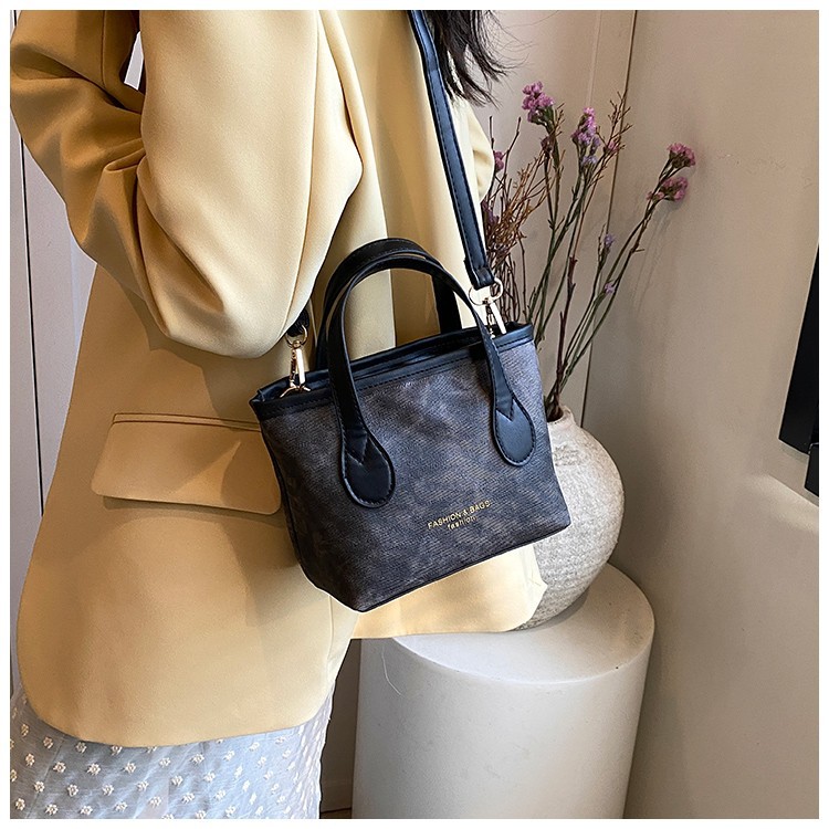 The retro and simple single-shoulder bag for Spring/Summer 2025, the large-capacity hand-held bucket bag, and the versatile casual crossbody bag are selling well Application Scenario