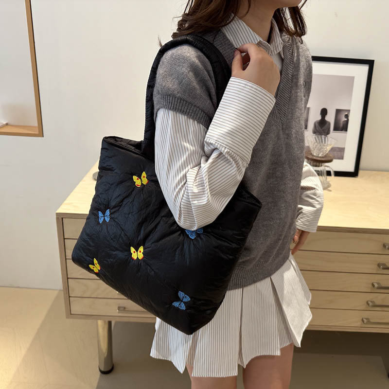 A stylish and stylish single-shoulder underarm bag for 2024 autumn and winter, a new stylish commuter tote bag with a large capacity and a butterfly casual bag Application Scenario