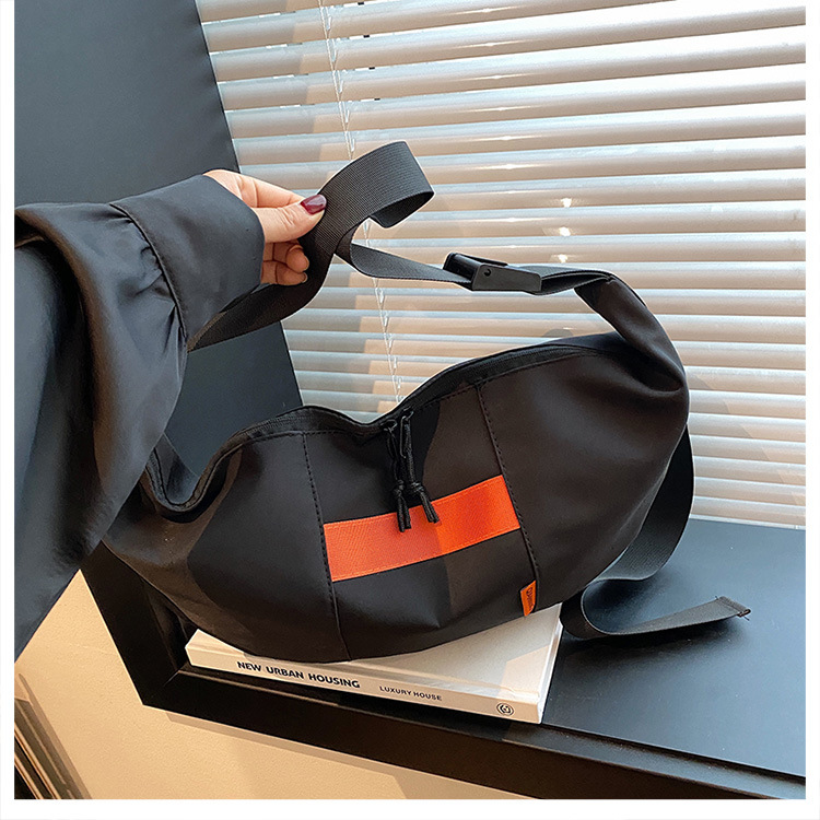 The new large-capacity Korean streetwear crossbody bag is selling well. It's a casual postman single-shoulder bag for students and a simple dumpling bag for girls details Picture