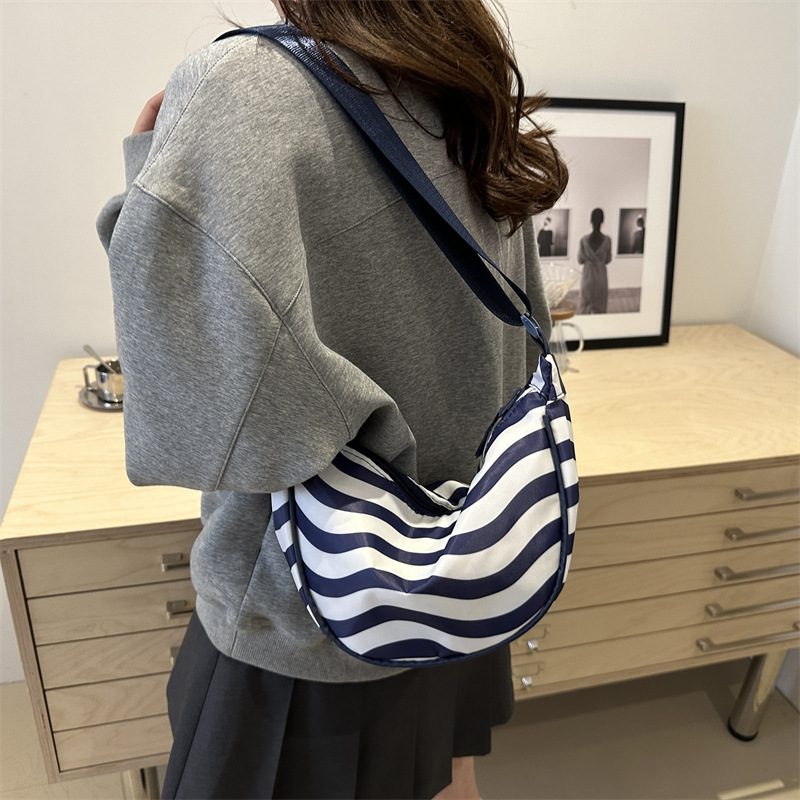 2025 Korean-style laid-back crossbody bag new versatile commuting dumpling bag, large-capacity commuting single-shoulder bag for women Specification drawing