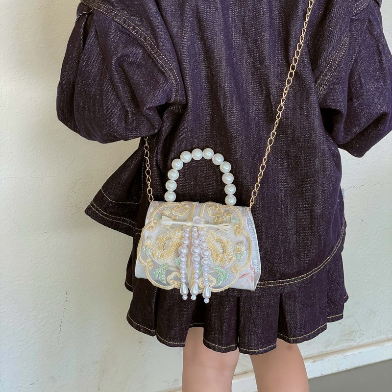 New children's ancient-style bag, fashionable embroidered princess crossbody bag, stylish girl Hanfu accessory pearl handbag Application Scenario