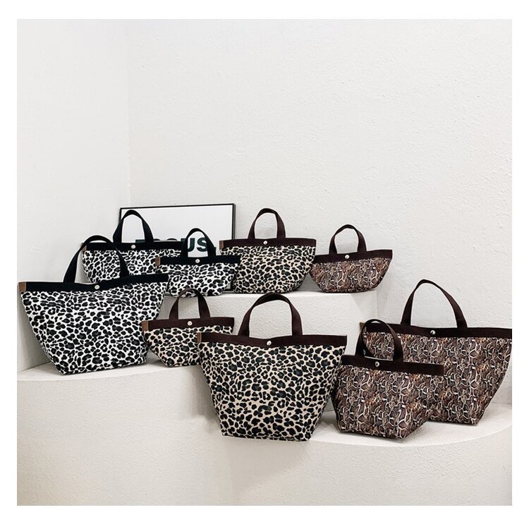 This year, snake-patterned bags are in vogue. The 2025 new trendy tote bag is a high-end, high-quality single-shoulder handbag for women on Instagram full figure