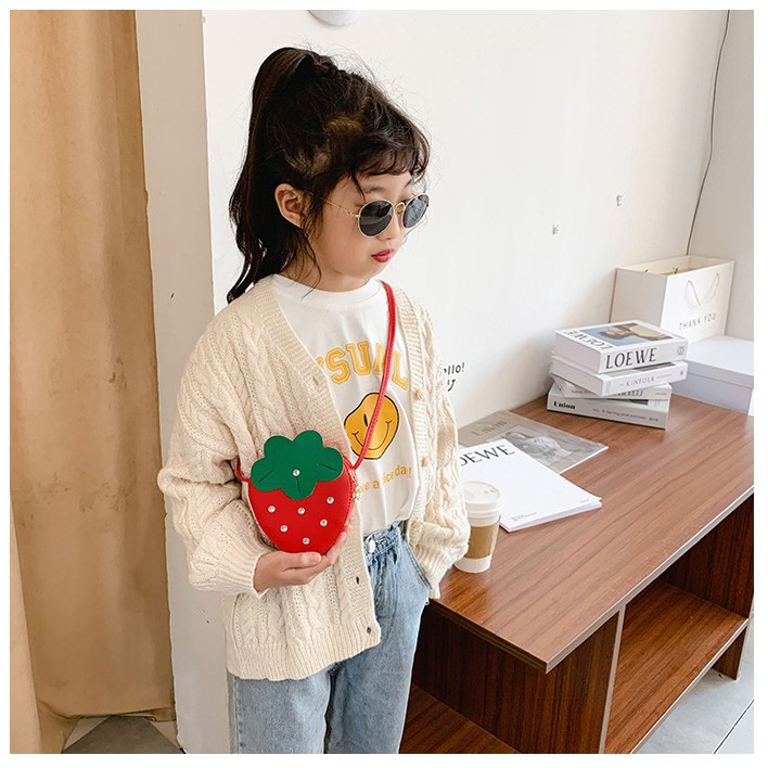 Red children's bag, fashionable single-shoulder crossbody bag for girls and babies, versatile cartoon bag, loose change strawberry small bag, new style Application Scenario