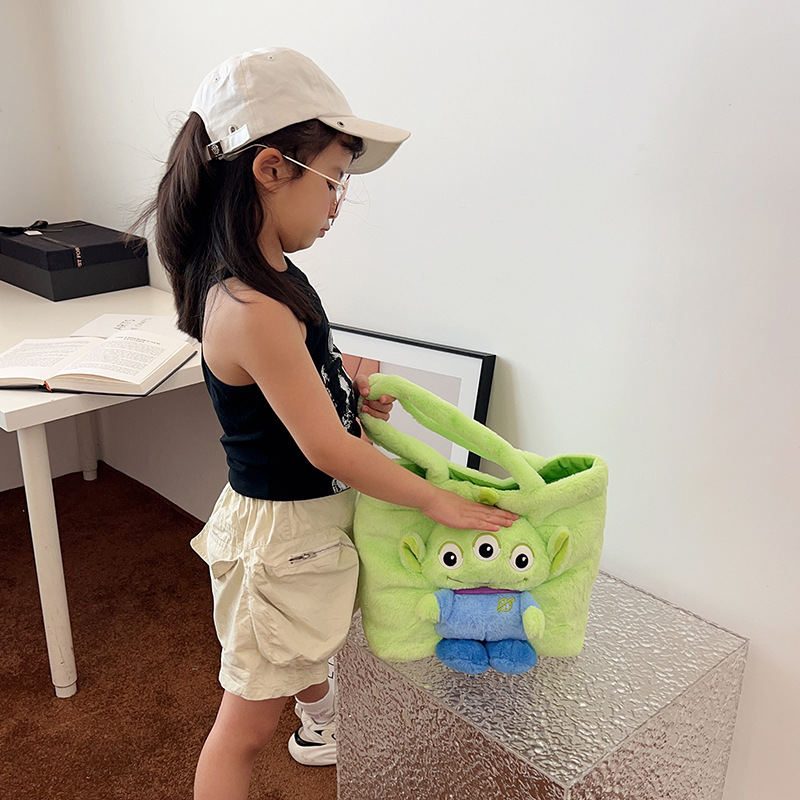 2023 Winter New large-capacity cute Pineapple Winnie Sweet girl single-shoulder bag, street fashion plush girls' bag Specification drawing