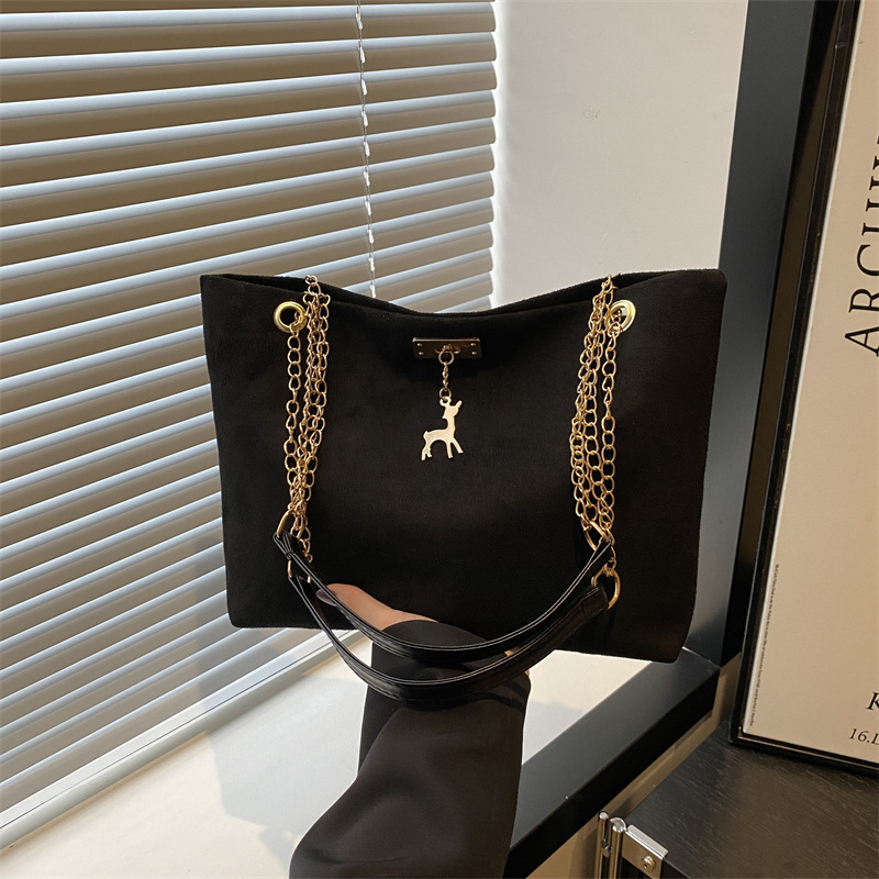 Retro commuting chain single-shoulder bag 2025 new model, large capacity, stylish texture, underarm bag, versatile and simple tote bag full figure