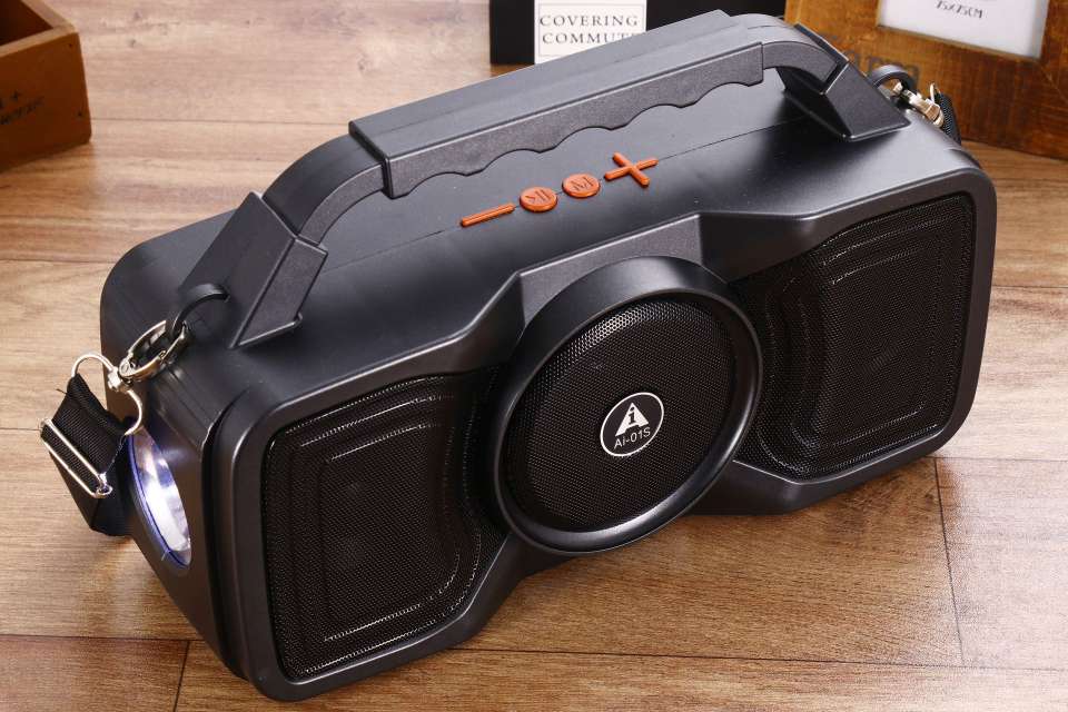 Solar panel Bluetooth speaker with radio, flashlight, USB flash drive and TF details Picture