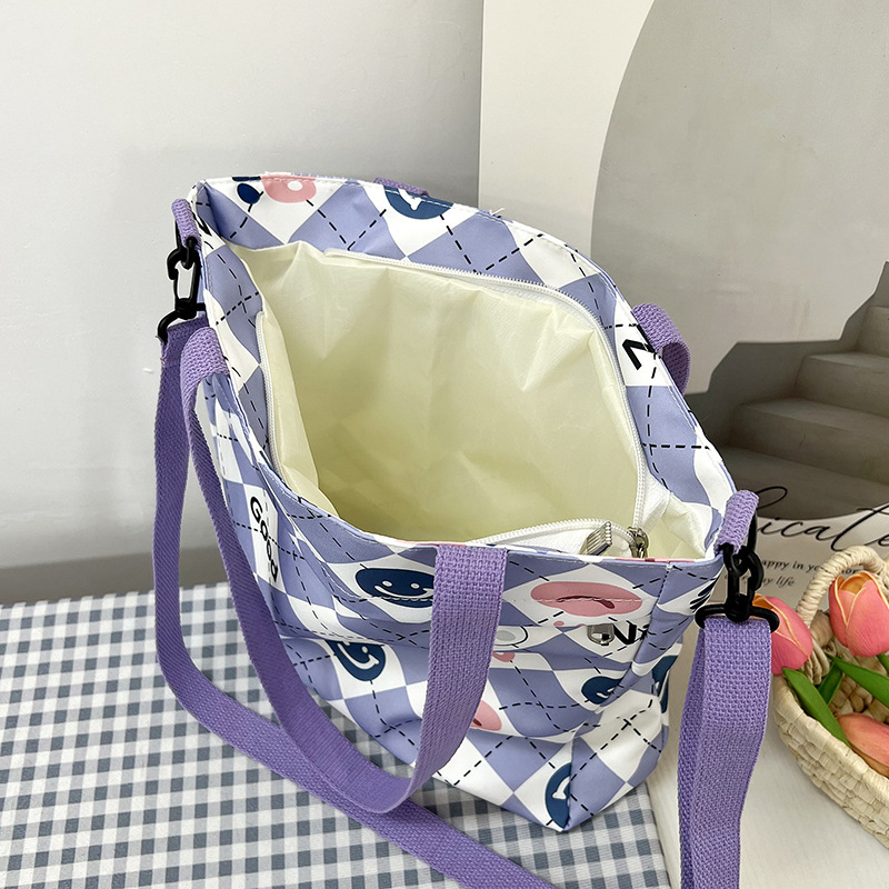 New nylon large-capacity hand-held student storage bag, cute cartoon outdoor bento bag, high appearance level single-shoulder women's bag Application Scenario