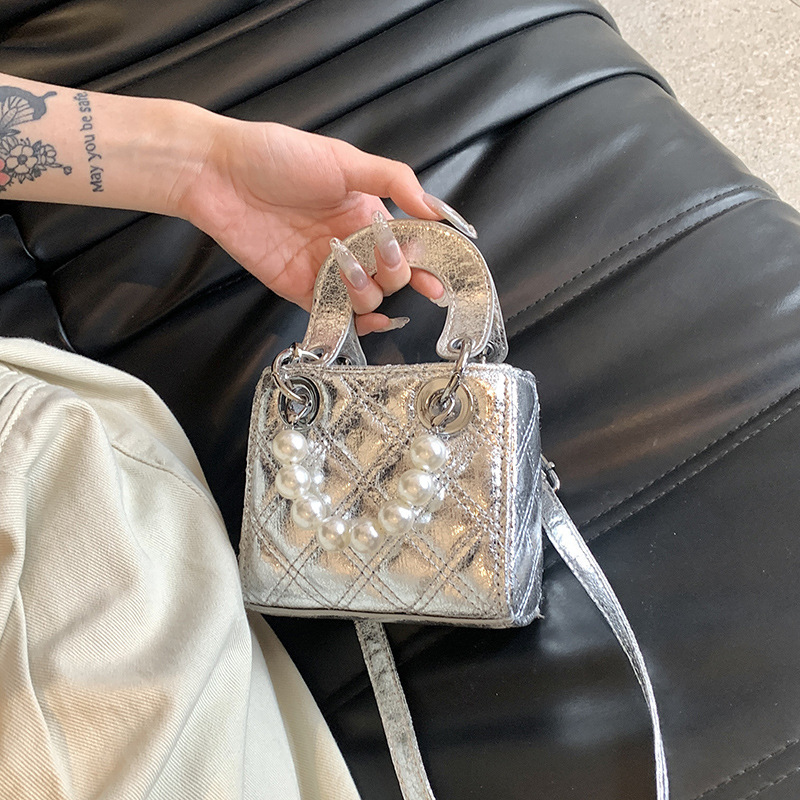 Cross-border summer new style European and American children's parent-child mini pearl hand-held crossbody accessory bag for women Application Scenario