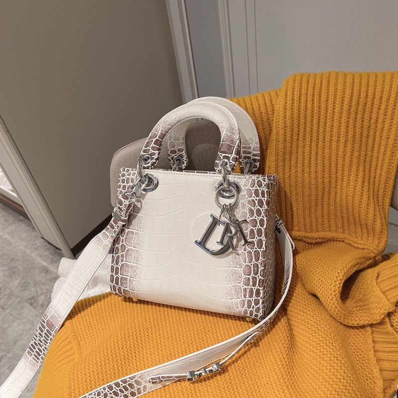 The new summer 2024 women's bag, single-shoulder bag, crossbody bag, hand-held small bag, casual, versatile, high-end and stylish princess bag Application Scenario