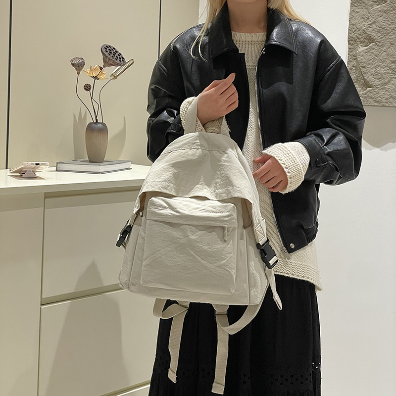 Colorful Fox's new Korean version large-capacity backpack for women is a lightweight and casual backpack for college students Application Scenario