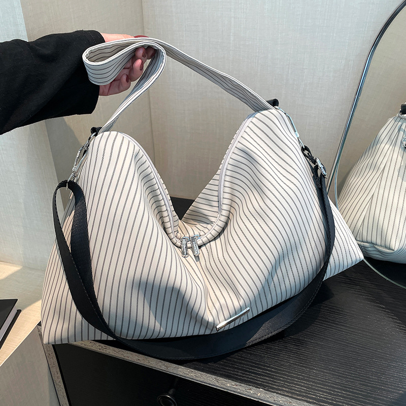 Colorful Fox's new laid-back ins trend single-shoulder bag, large-capacity tote bag, casual and versatile underarm bag Application Scenario