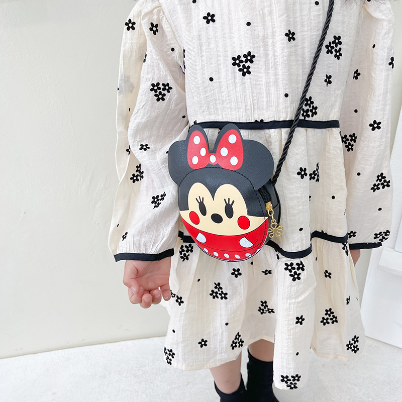 The 2022 new style of coin purse features a cartoon color contrast that is fashionable and versatile, suitable for both men and women. It can be crossed diagonally over a single shoulder for convenient travel Specification drawing