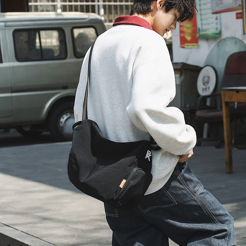 Unisex casual large-capacity crossbody bag, sporty casual student backpack, fashionable and versatile commuter single-shoulder bag Specification drawing