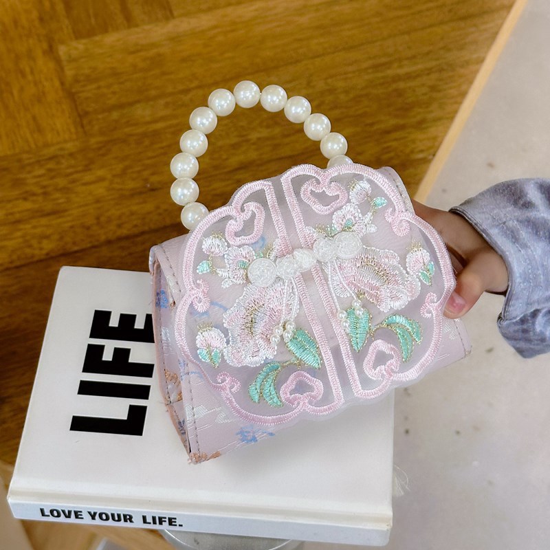 New retro Chanel-style pearl handbag 2025 New Year Red envelope coin purse for girls, Hanfu princess bag Application Scenario