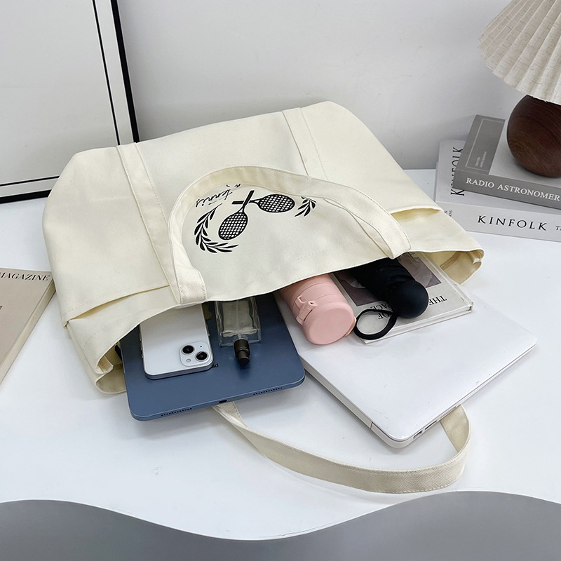 A new best-selling large-capacity casual canvas bag, a Korean-style fashionable and simple canvas bag for commuting to school Application Scenario