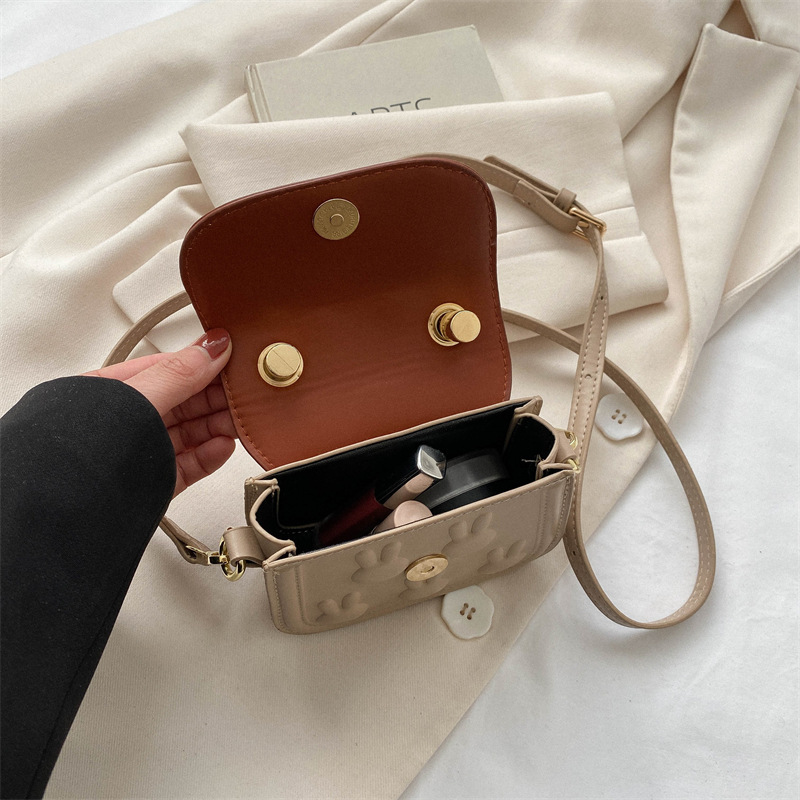 Children's bags, girls' cute crossbody bags, fashionable cartoon little rabbit hand-held saddle bags, girls' and babies' coin purges Application Scenario
