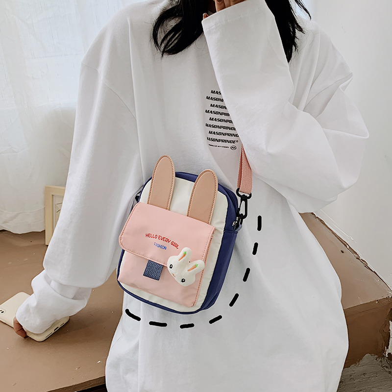 The 2020 new children's bag is a cute, personalized and fashionable Korean-style casual student girl single-shoulder crossbody bag Application Scenario
