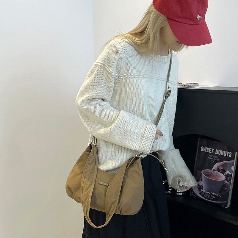 Colorful Fox's new Korean-style women's pleated single-shoulder underarm bag, a high-end solid color niche crossbody bag Application Scenario