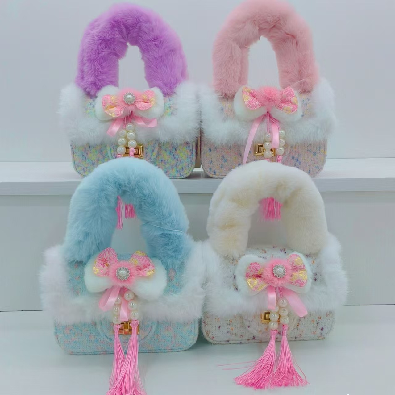 Chinese-style children's bags, plush handbags, single-shoulder crossbody bags, little girls, princesses, coin purges, accessory bags, small square bags Application Scenario