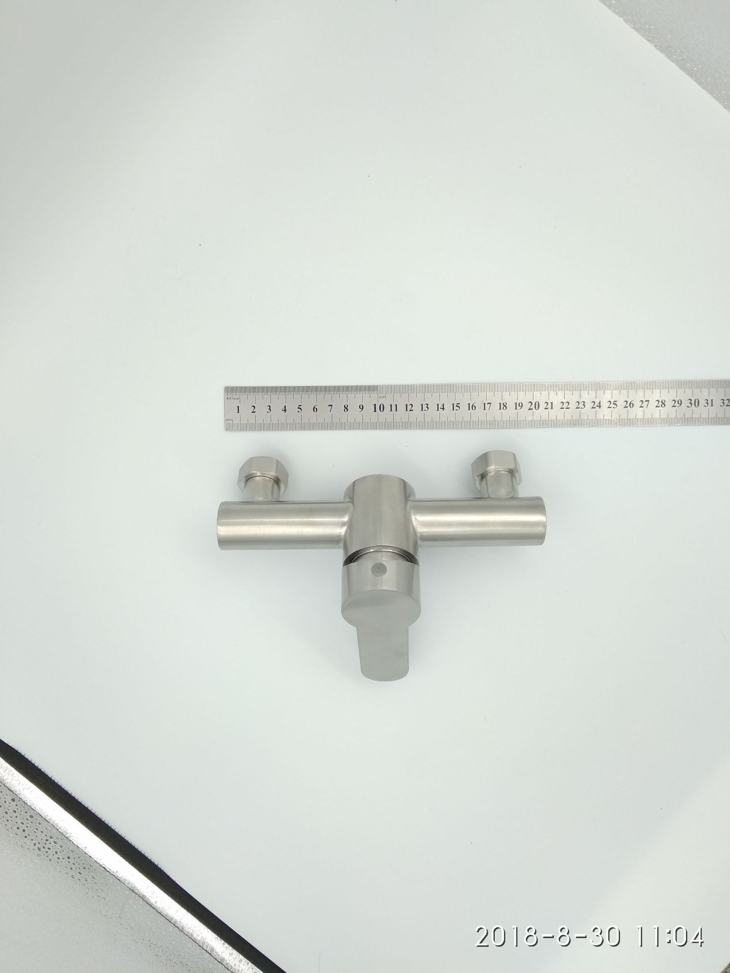 Double single-port, downward-connected showerhead, SUS304 stainless steel, hot and cold bathtub faucet, brushed hand-held round pipe, two sets Application Scenario