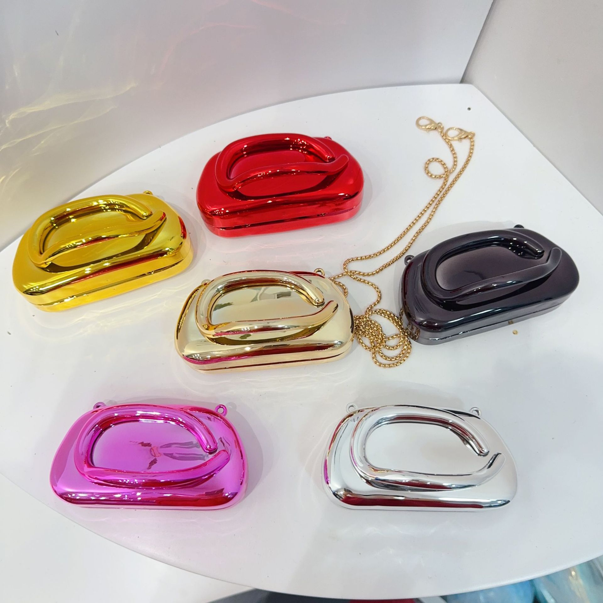 European and American cross-border trend classic round box dinner bag, acrylic bag, mini mouth red envelope, metal handle crossbody bag details Picture
