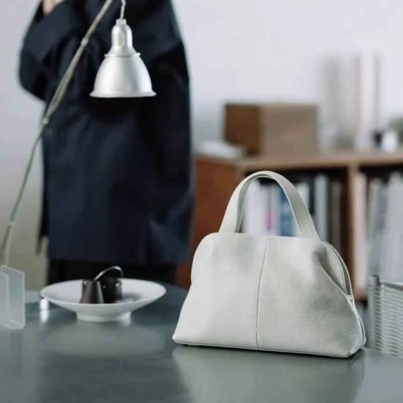 Top-grain cowhide large-capacity genuine leather handbag for women, 2025 new autumn and winter, a unique and high-end Boston pillow bag Application Scenario