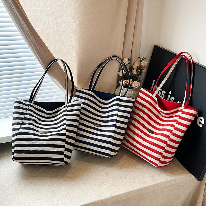 The new striped casual tote bag for cross-border foreign trade is a simple and casual shopping bag for women's elegance and a lightweight single-shoulder bag for commuting Application Scenario