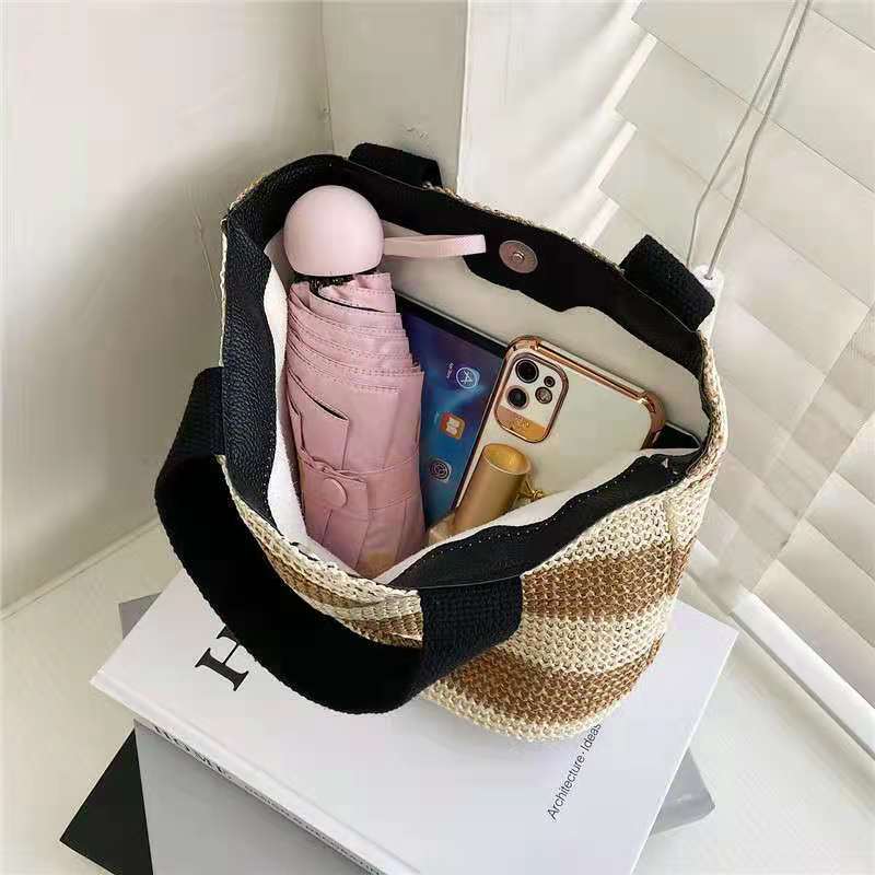 2021 New style woven hand-held women's bags, ins straw woven fashionable hand-held bags, beach bags, hand-held lunch boxes and bento boxes wholesale Application Scenario
