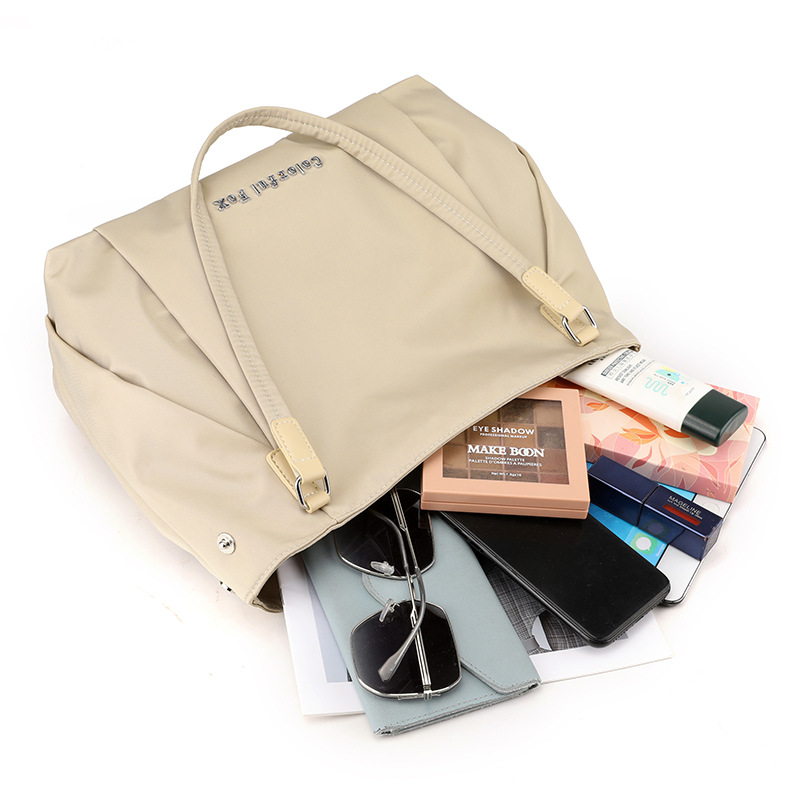 Colorful Fox's new women's fashion tote bag, a simple and large-capacity single-shoulder bag with Japanese style, is a lightweight bag for girls Application Scenario
