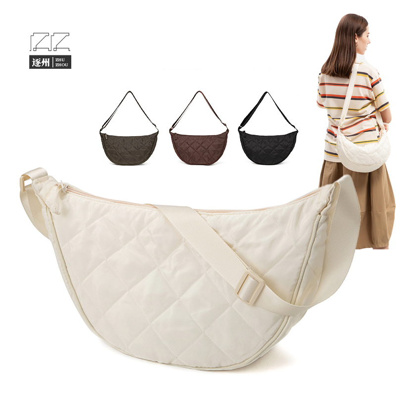 This crossbody bag is a large-capacity, versatile, lightweight, artistic and laid-back style dumpling bag for women. It is a simple and solid-colored student single-shoulder bag full figure