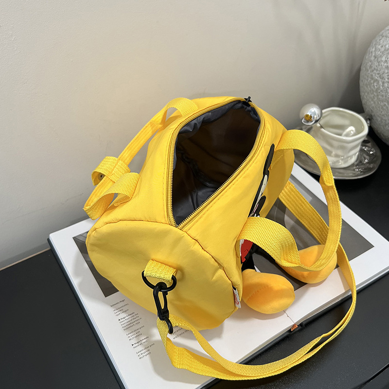 The 2021 new children's bags feature a cute Mickey Mouse pattern bowling bag for girls and a fashionable hand-held shoulder bag Application Scenario