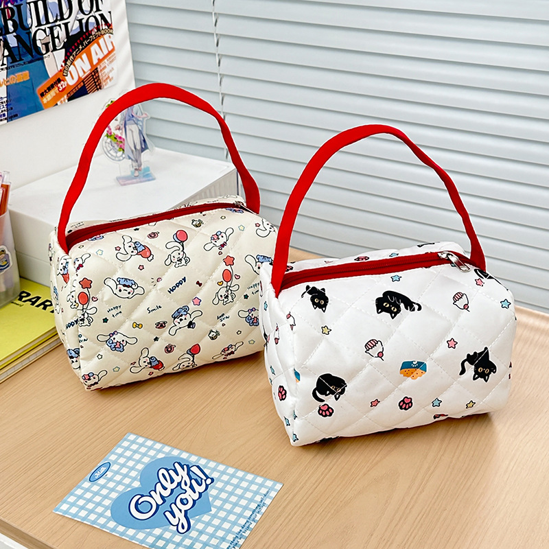 Japanese-style cartoon cat makeup bag with high appearance standards, a three-dimensional large-capacity travel storage bag for girls to wash up when going out, a trendy hand details Picture