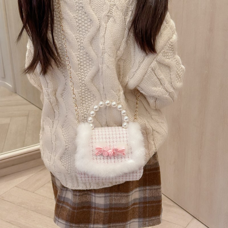 The 2025 new children's New Year bag is stylish, cute for little girls, a crossbody bag for girls, and a red New Year greeting bag for princess babies Application Scenario